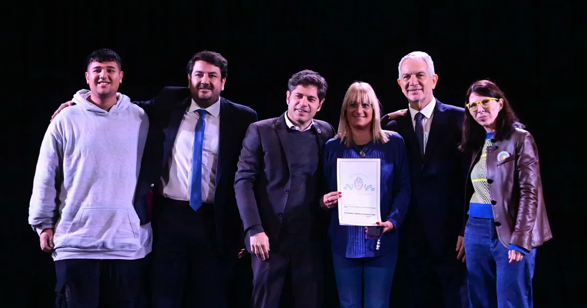 400 familias de La Plata celebran la entrega de escrituras gratuitas por parte de Kicillof