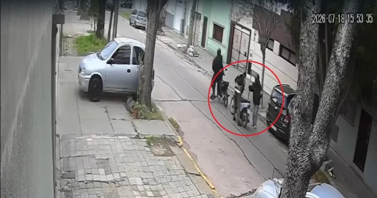 A plena luz del día, ladrones roban una moto en La Plata: la víctima fue grabada