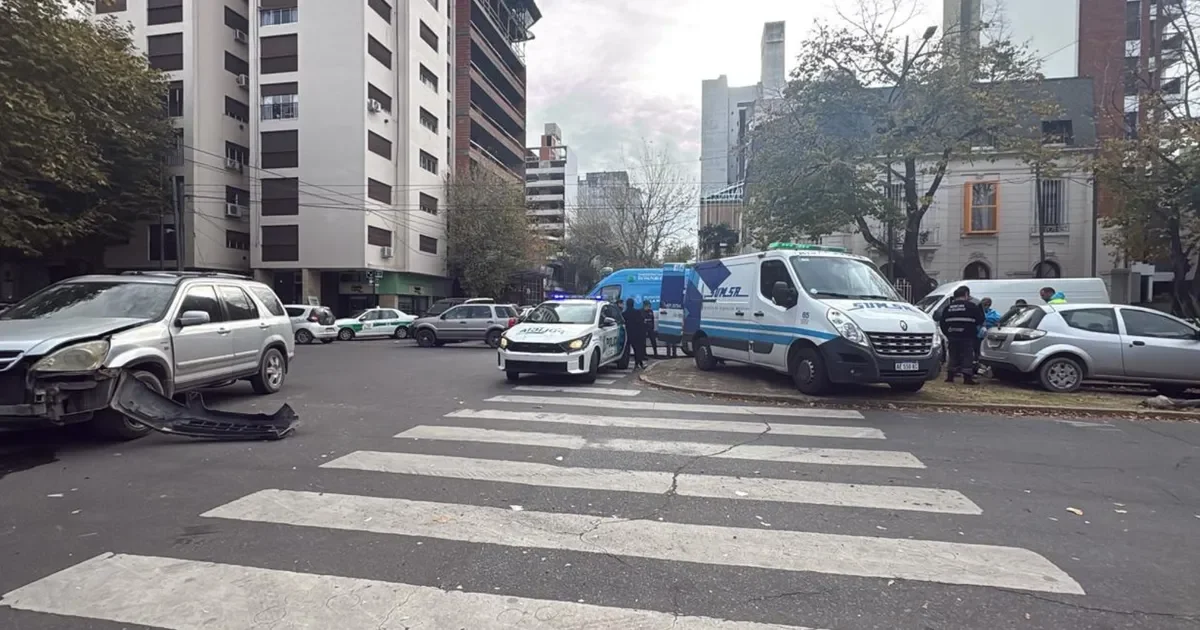 Accidente en el centro de La Plata: dos heridos tras colisión entre taxi y camioneta