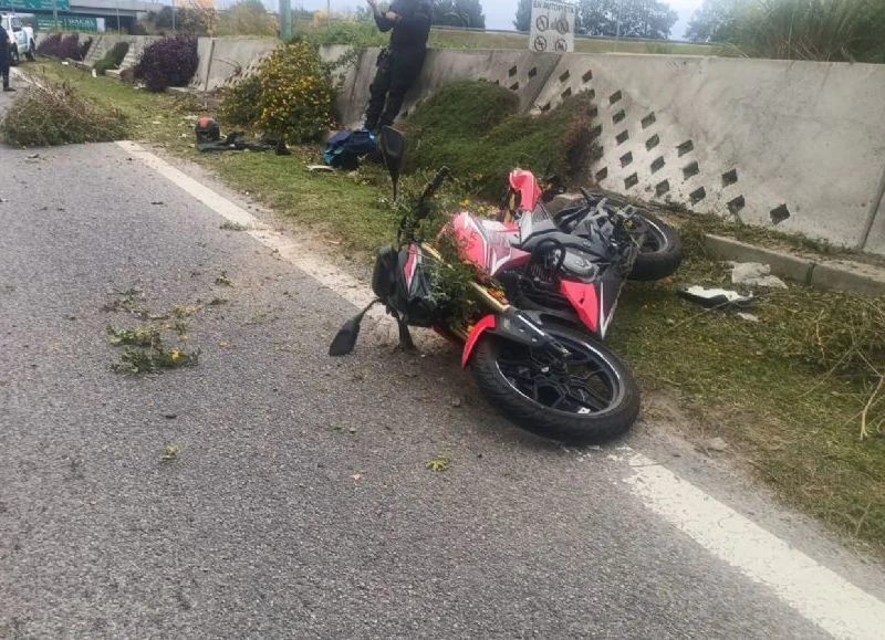 Accidente en la Autopista La Plata-Buenos Aires: un policía herido tras caída de moto en Ensenada