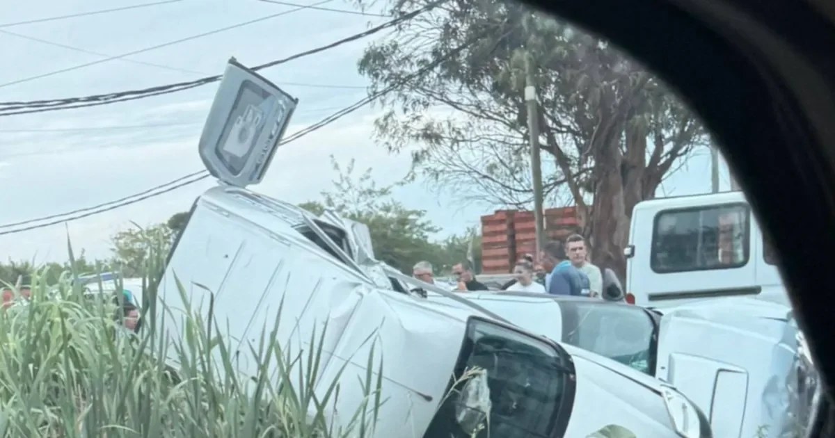 Accidente en La Plata: camioneta vuelca y genera caos en el tráfico local