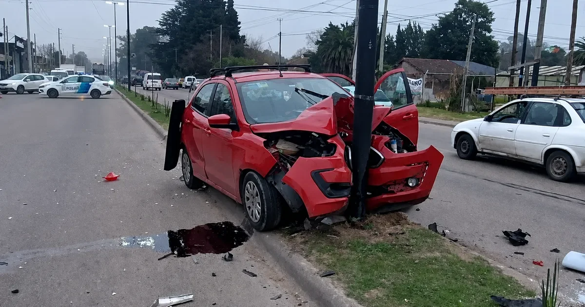 Accidente en La Plata: caos vehicular tras choque de camioneta con varios autos y herida en el lugar