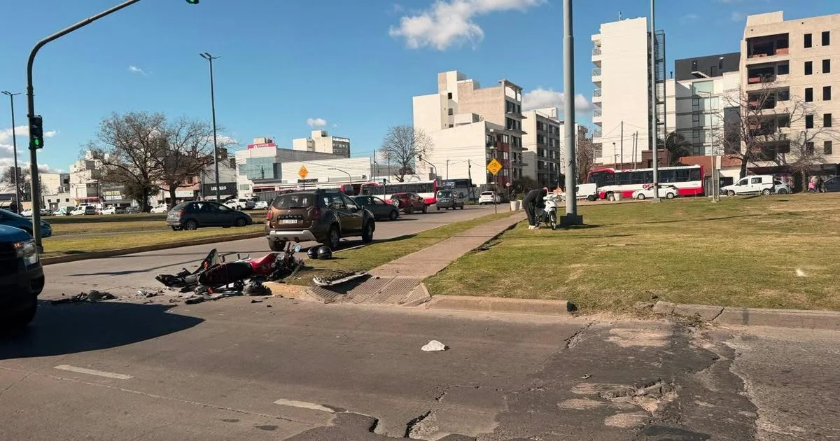 Accidente en La Plata deja a dos heridos en estado crítico y genera caos vehicular