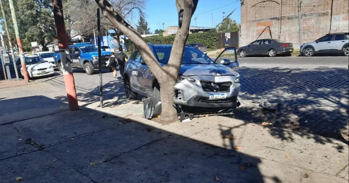 Accidente en La Plata: dos heridos tras choque en cadena con patrullero