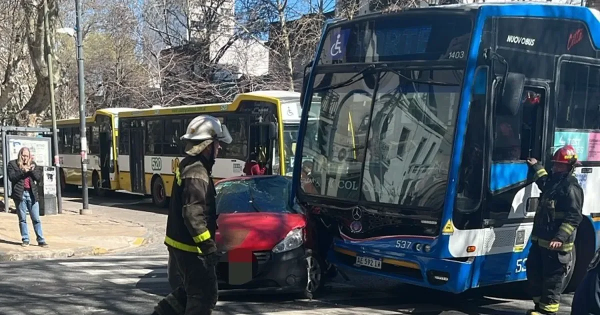 Accidente en La Plata: rescatan a mujer tras fuerte choque entre auto y micro