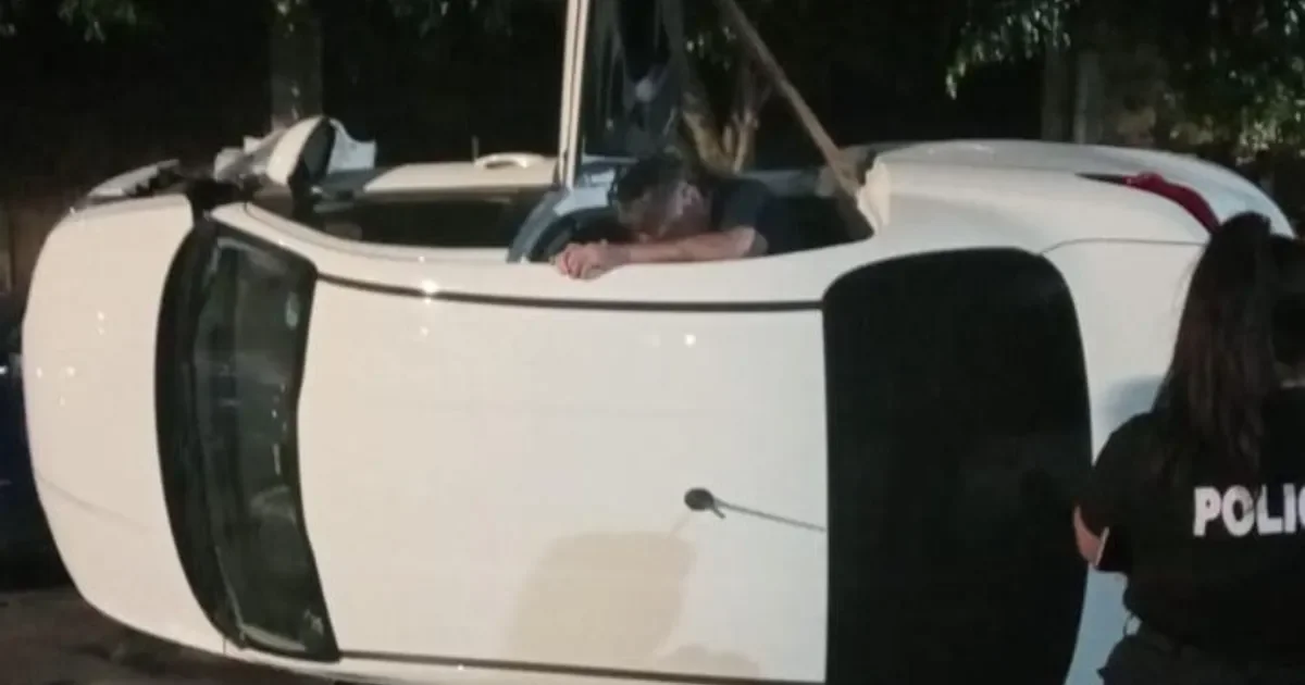 Accidente en La Plata: Uber vuelca y deja a dos pasajeros heridos en el centro