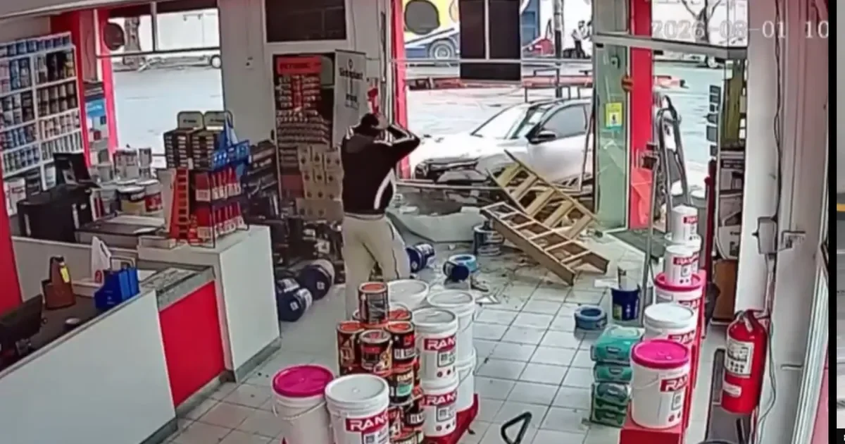 Accidente en La Plata: un auto impacta contra una pinturería y causa caos en la zona