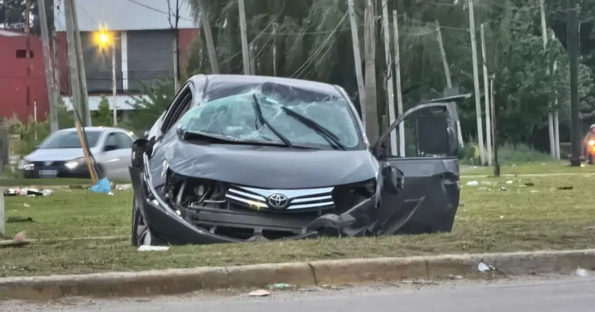 Accidente en La Plata: un auto vuelca en la rambla y genera caos vehicular