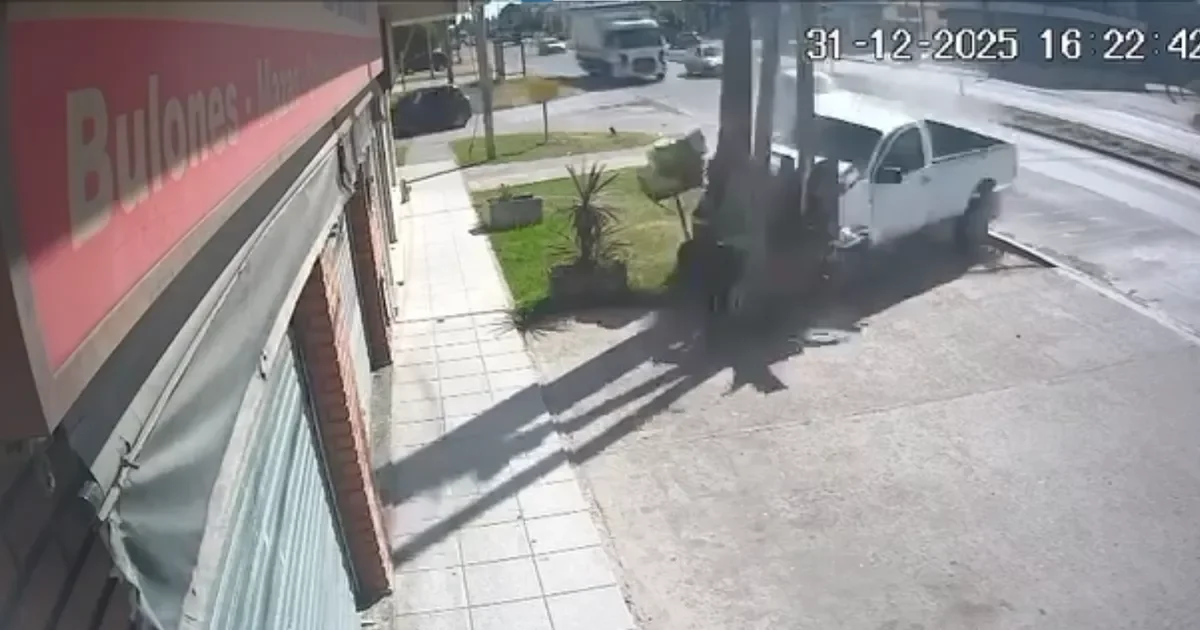 Accidente en La Plata: vuelco de auto derriba postes y provoca cortes de luz en la zona