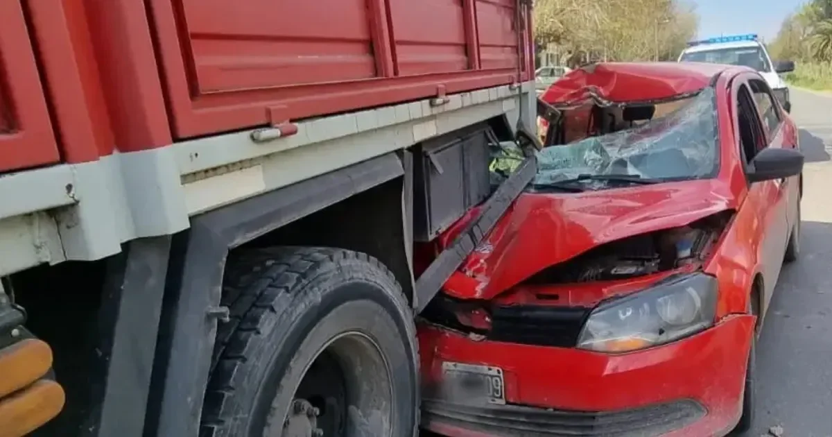Accidente en Melchor Romero: un auto queda atrapado bajo un camión y su conductor herido