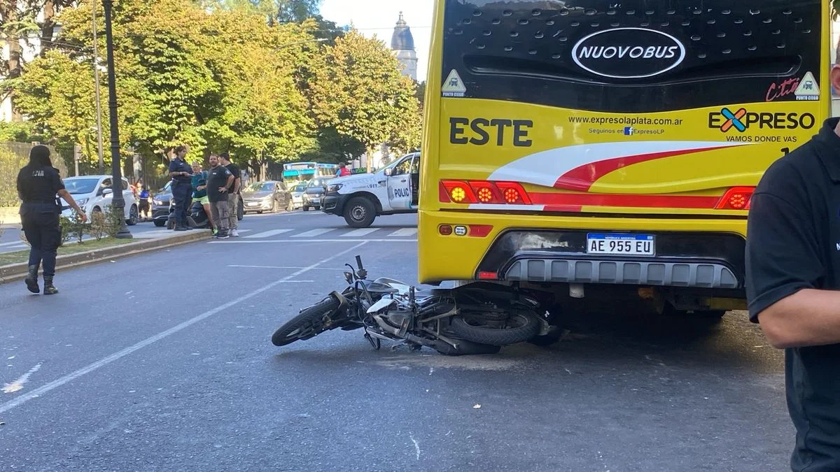 Accidente en pleno centro de La Plata deja múltiples heridos y caos vehicular