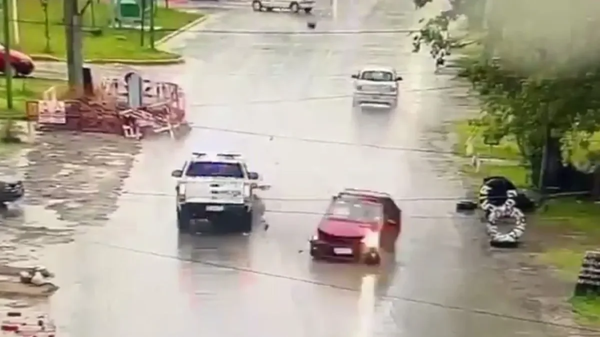 Adolescente de 16 años roba auto y provoca choque con patrullero en Ensenada