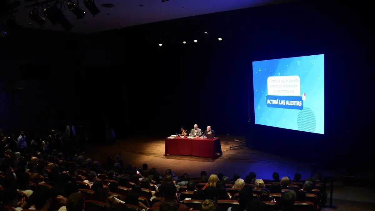 Adolescentes de La Plata se capacitan en riesgos digitales gracias a Gonzalo Atanasof