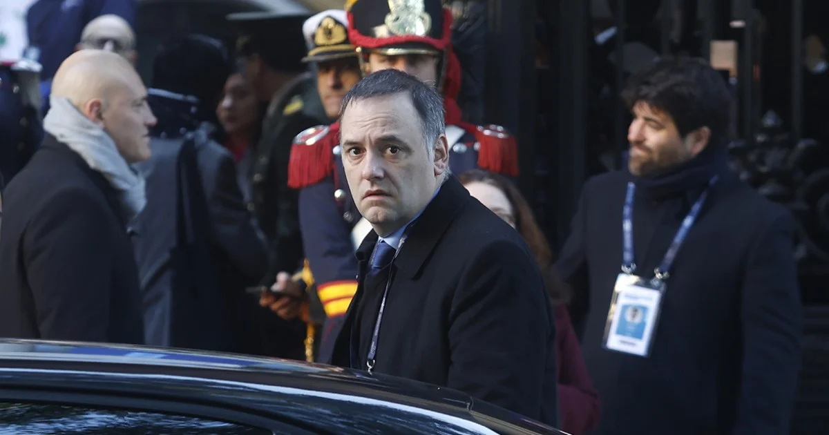 Adorni defiende su permanencia en el cargo ante la inestabilidad política actual