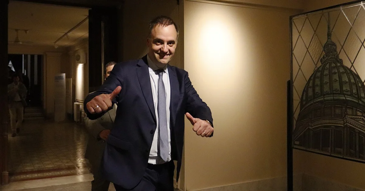 Adorni destina 8 millones en sábanas de lujo mientras crece la indignación popular