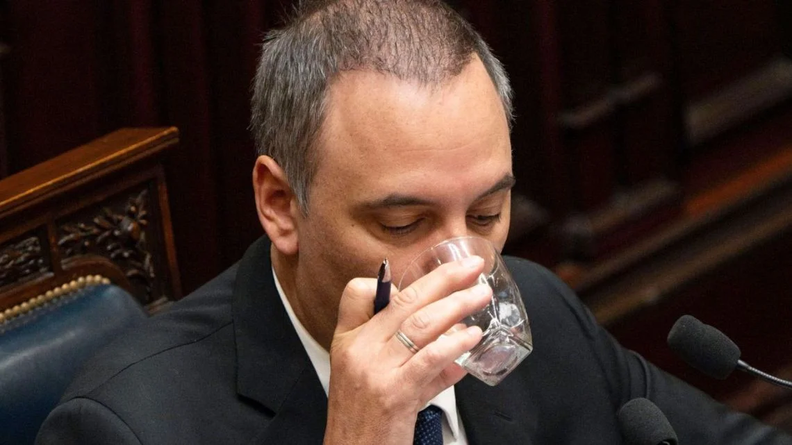 Adorni enfrenta dilema político que podría definir su futuro en la ciudad