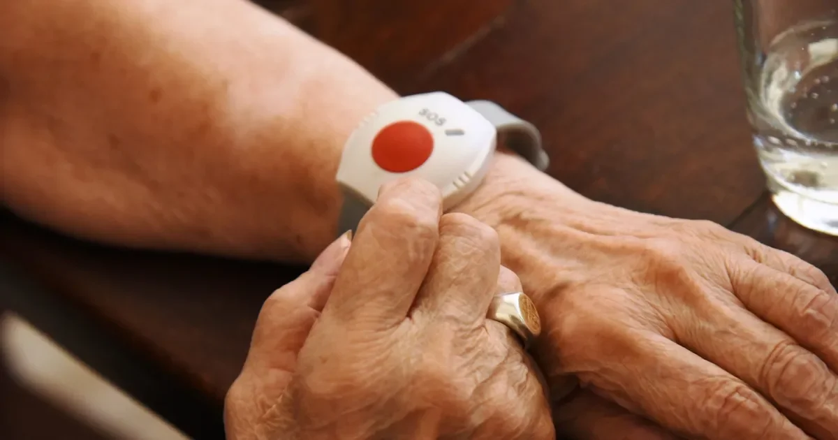 Adultos mayores de La Plata recibirán pulseras de seguridad para sentirse más protegidos