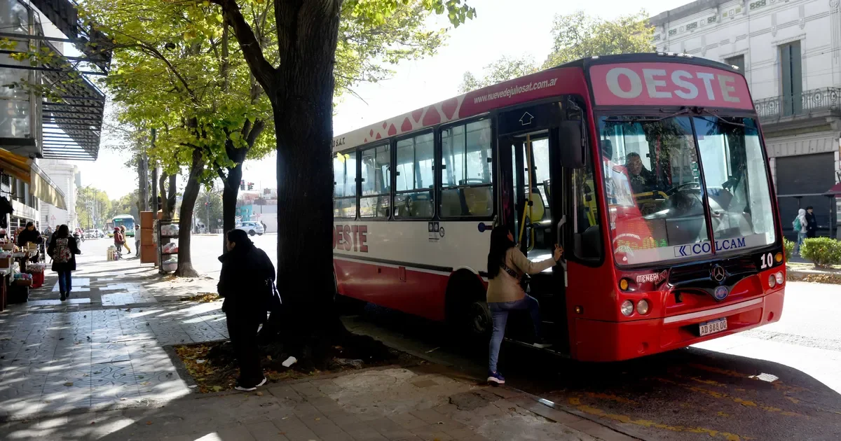Afectados por el nuevo aumento: boletos de micros en La Plata casi a $2.000