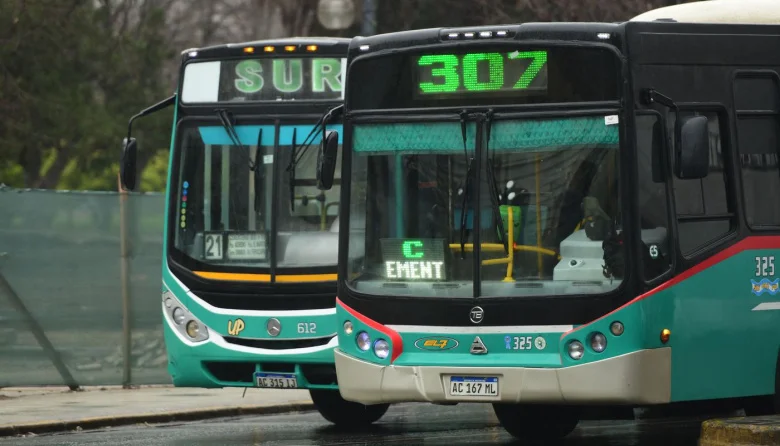 Afectados por el nuevo aumento: usuarios de La Plata, Berisso y Ensenada enfrentan tarifas más altas en el transporte público
