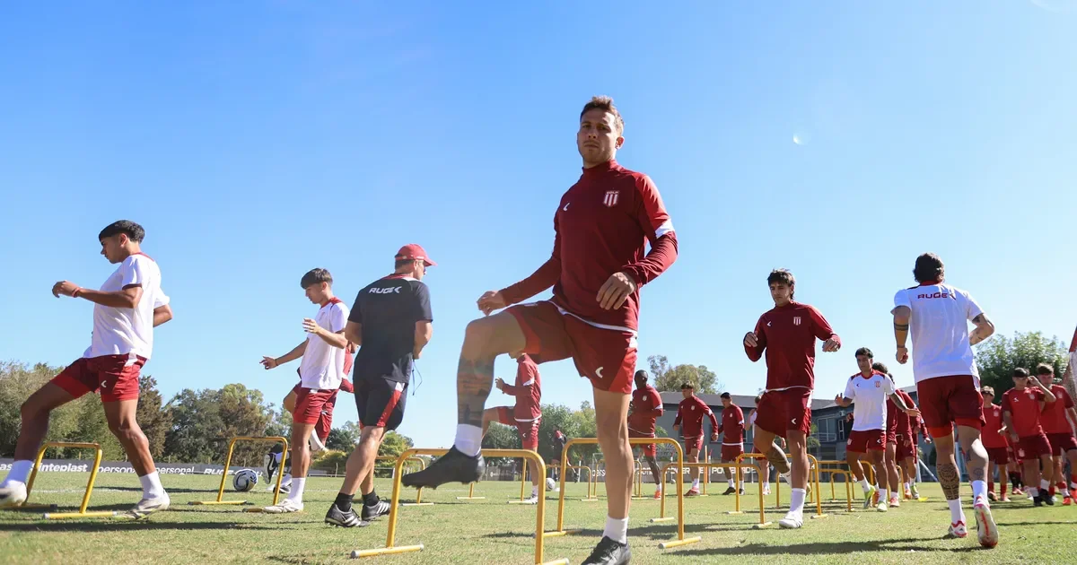 Alexander Medina redefine su estrategia en Estudiantes ante el desafío de San Lorenzo.