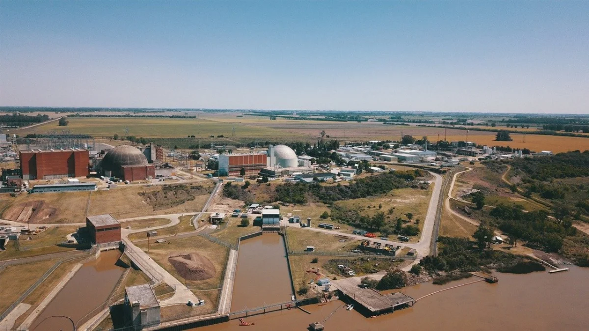 Argentina apuesta por energía nuclear: inversión de USD 1.200 millones en reactor ACR-300 en La Plata