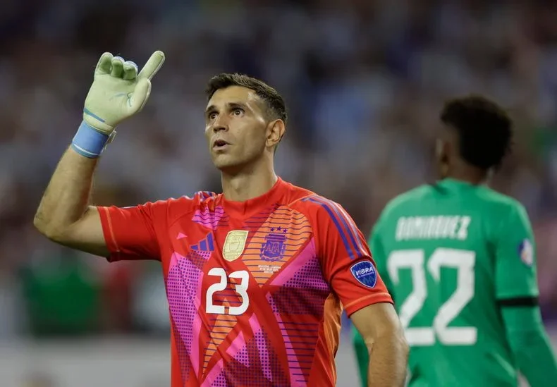 Argentina cae ante España en un emocionante partido, Dibu Martínez destaca en la defensa.