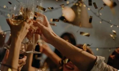 Argentina destaca en 10 indicadores de bienestar, superando el promedio mundial