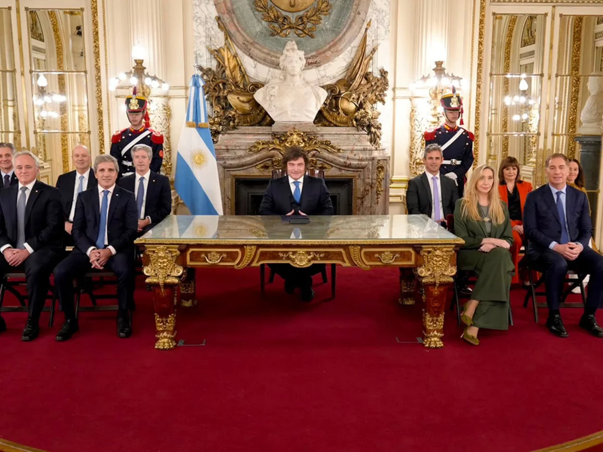 Argentina destaca en superávit, pero enfrenta altos niveles de riesgo país según análisis