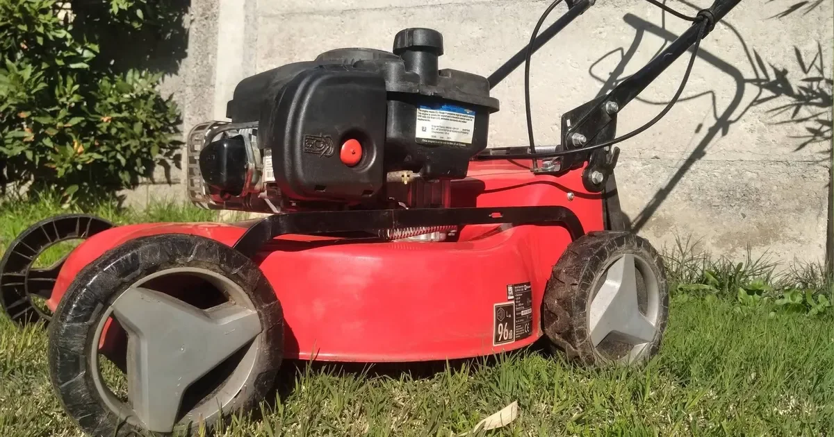 Asalto en City Bell: padre e hijo arrestados por robar a un jardinero y su maquinaria