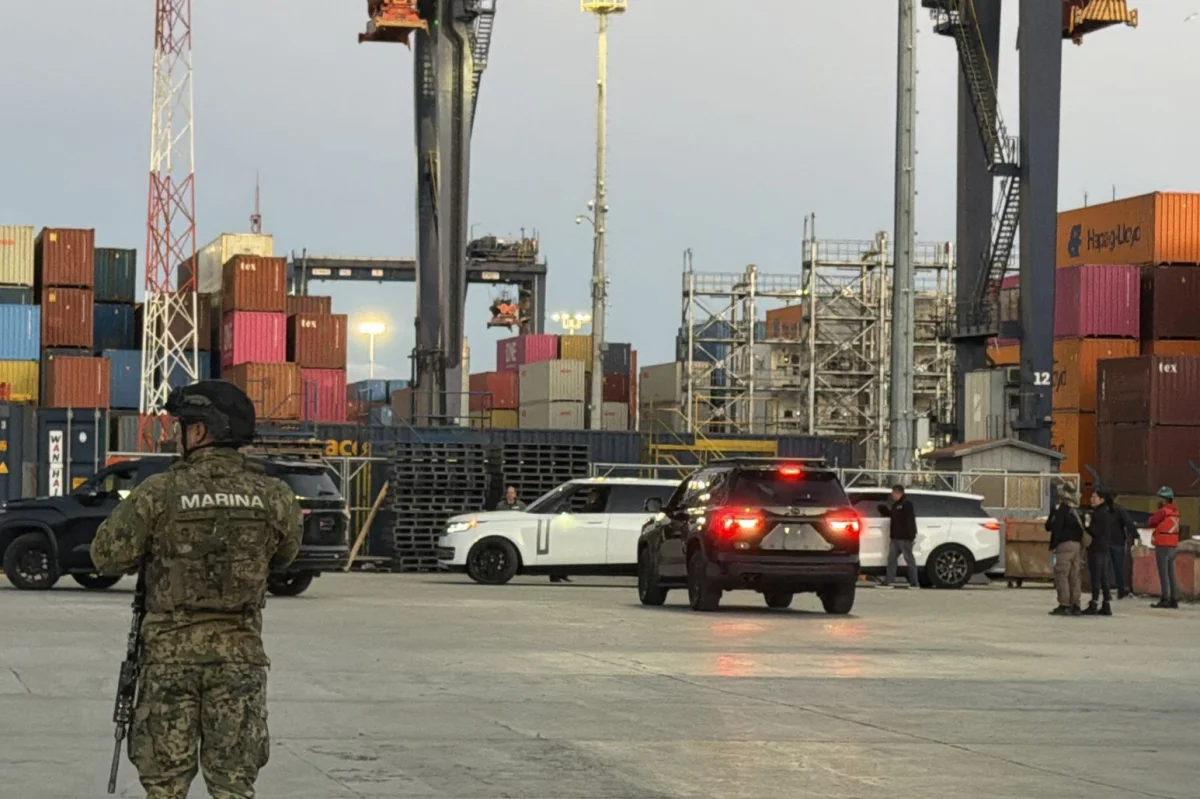 Aseguran en el puerto de Ensenada contenedor con vehículos de lujo robados - Semanario ZETA