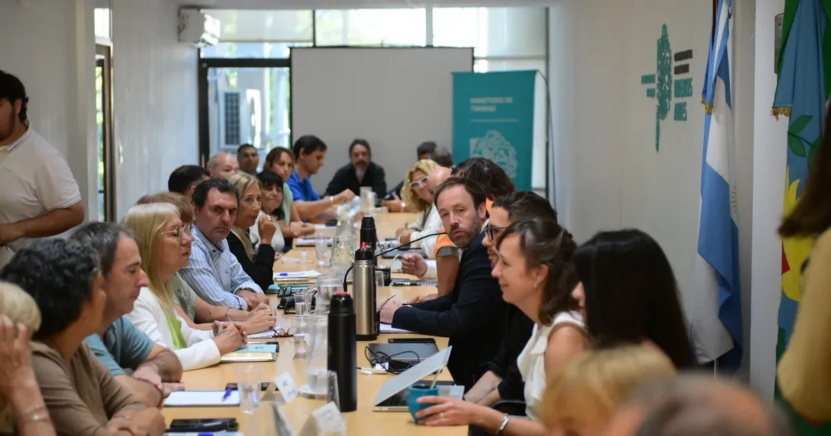 Aumenta la tensión entre docentes y estatales en La Plata ante la falta de respuestas salariales.