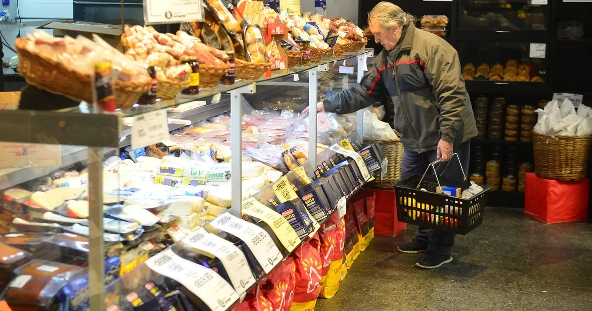 Aumento de la canasta básica en La Plata: la carne y los lácteos marcan el impacto.