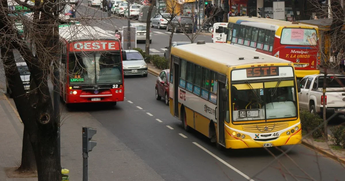 Aumento de tarifas en el transporte: vecinos de La Plata y Berisso se movilizan