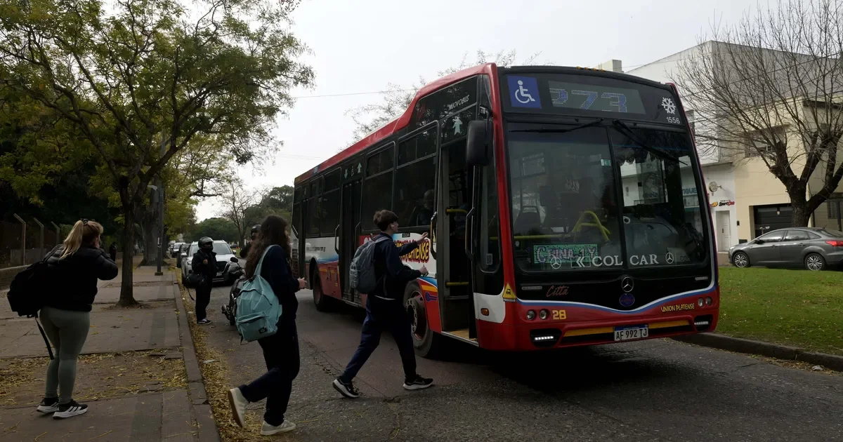 Aumento del 30% en los boletos de micros afectará a pasajeros de La Plata y Berisso