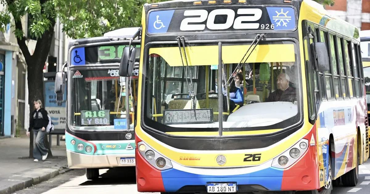 Aumento del 4,5% en boletos de micros impacta a usuarios de La Plata y Berisso