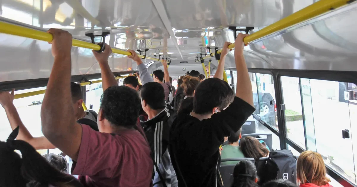 Aumento en el pasaje de micros en La Plata genera malestar entre los usuarios