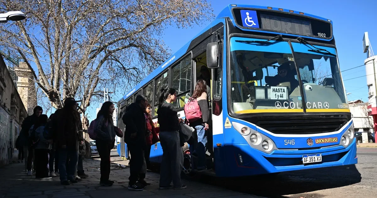 Aumento en el transporte: boleto de micros en Gran La Plata casi alcanza los $2.000