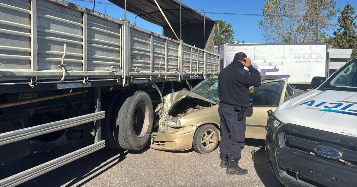 Automovilista se salva de milagro en choque con camión en La Plata Oeste