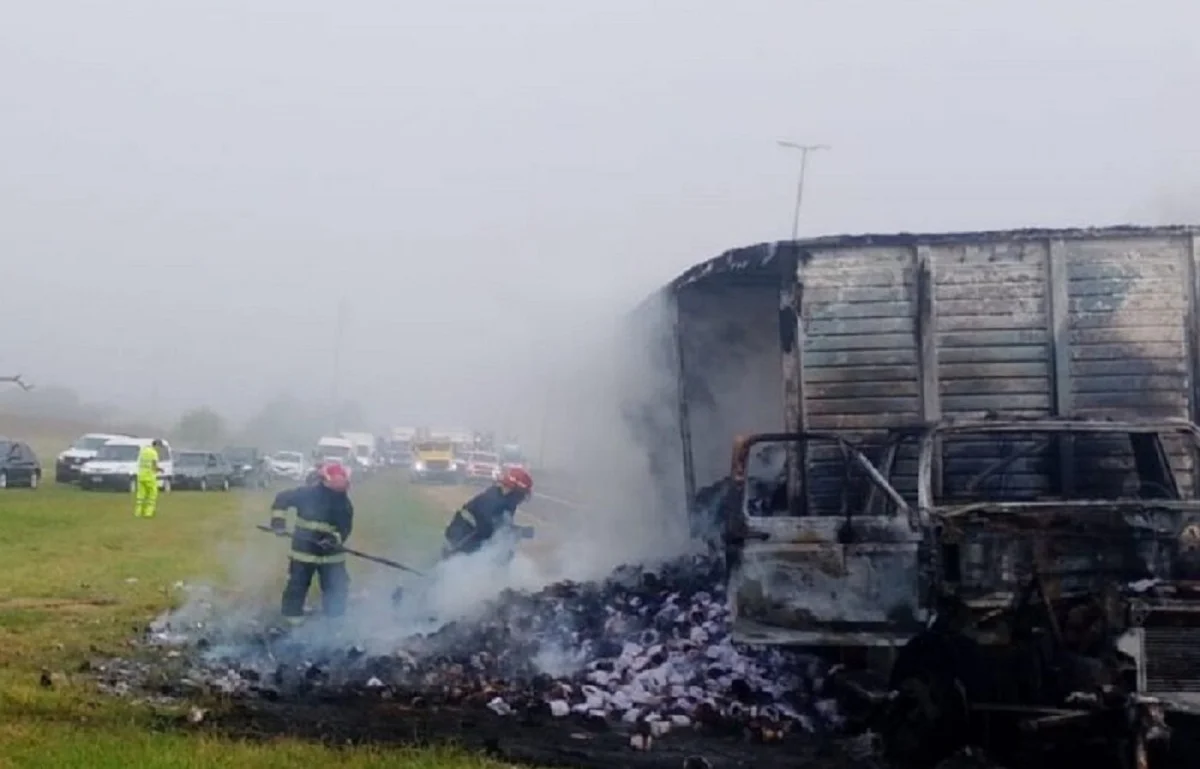 Autopista: se incendió un camión a la altura de Ensenada - fuertebarragan.com
