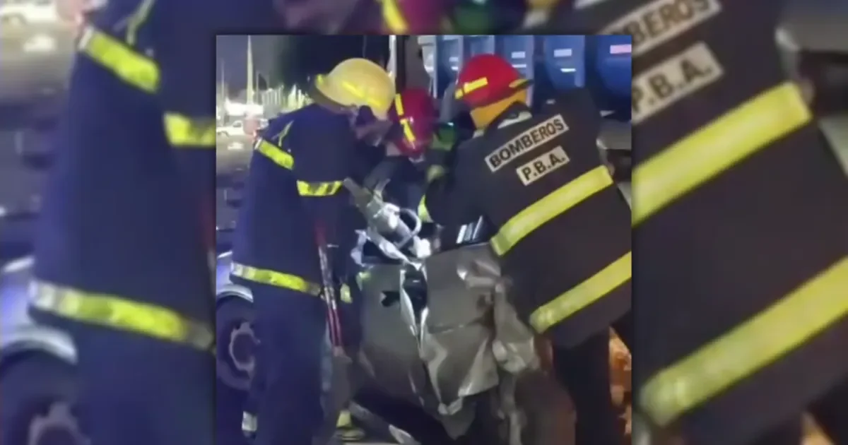 Avenida 44 colapsa tras choque: bomberos trabajan para rescatar a atrapados y atender heridos