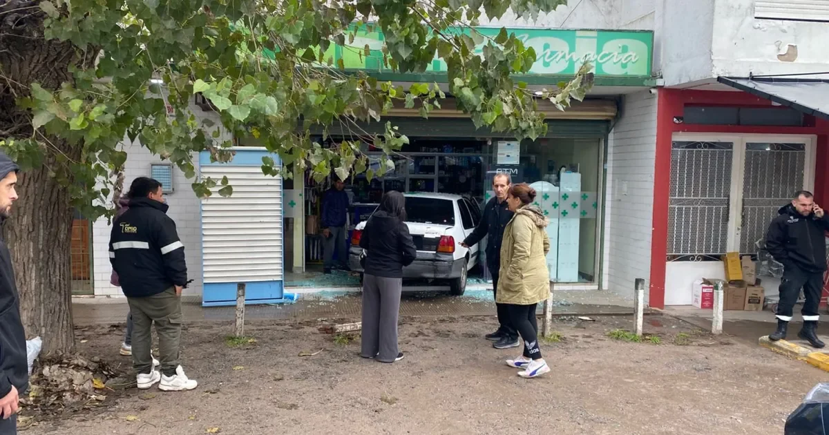 Barrio Aeropuerto: un accidente impactante deja un auto dentro de una farmacia