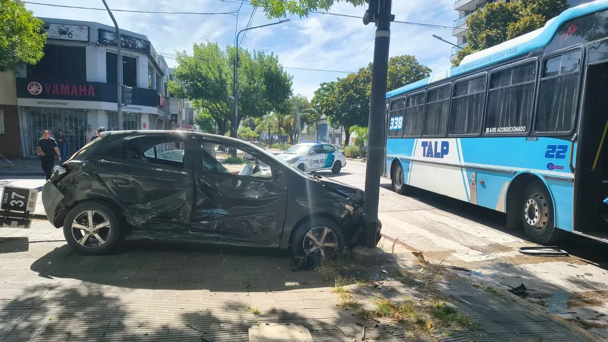 Barrio Norte de La Plata conmocionado por choque con heridos y daños materiales