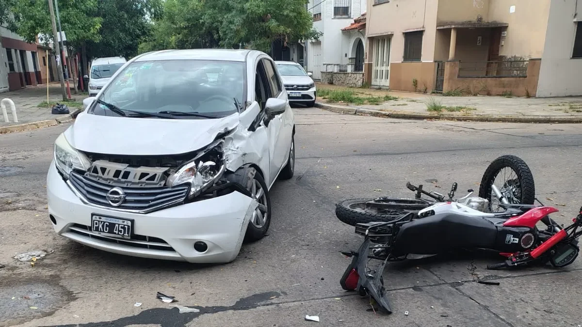 Barrio Norte en alerta: motociclista grave tras violento accidente de tránsito