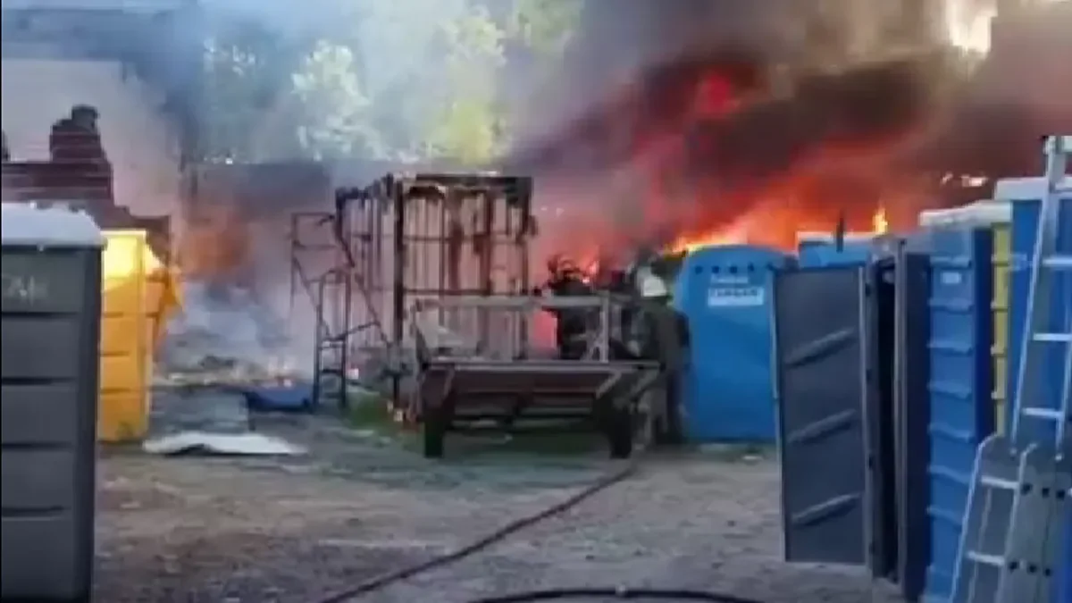 Barrio Norte recupera la calma tras un incendio en un depósito de baños químicos