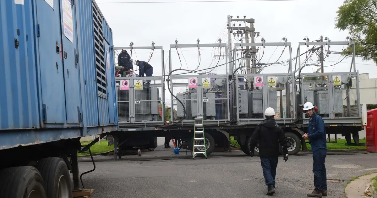 Barrios de La Plata esperan alivio con la llegada de una subestación móvil de energía