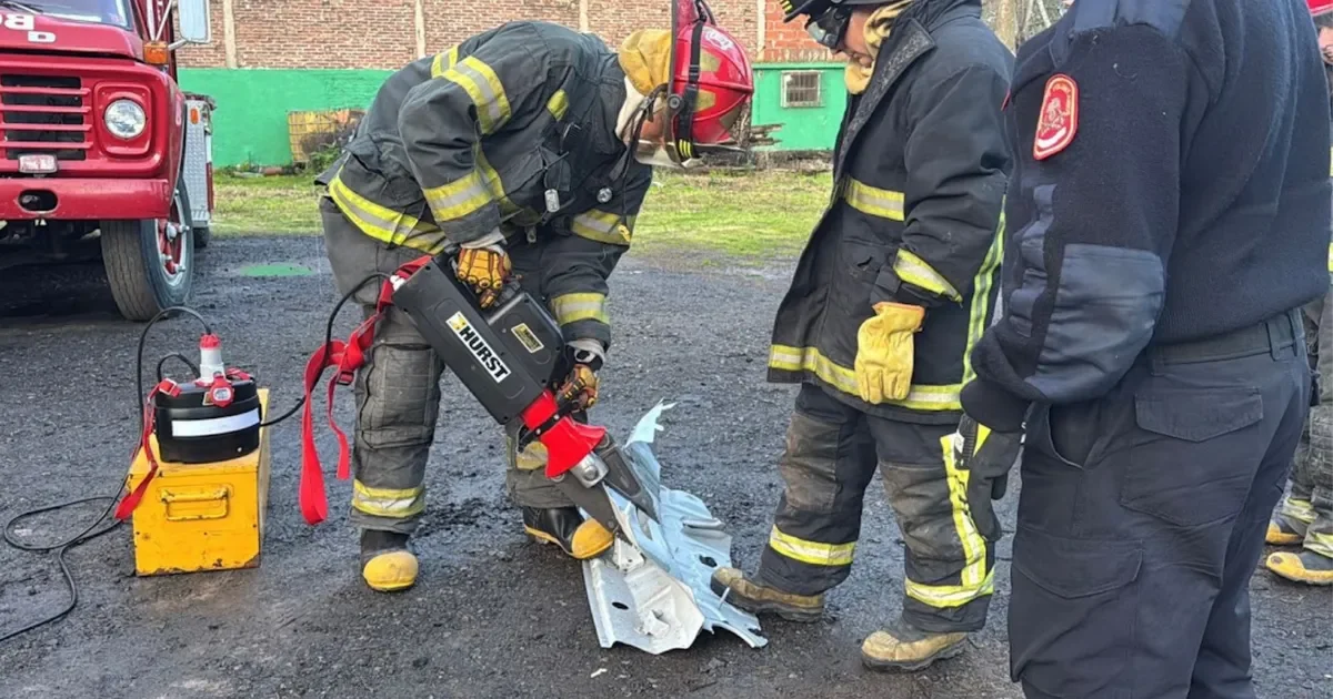 Bomberos de Arturo Seguí cuentan con nueva herramienta de rescate adaptada por la UNLP