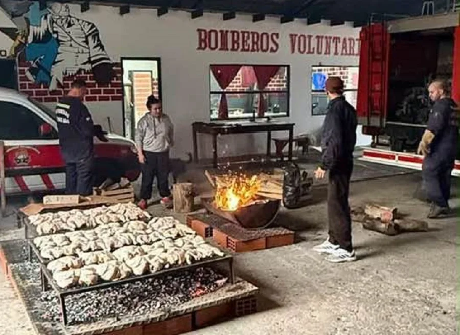 Bomberos recaudaron fondos con una exitosa pollada