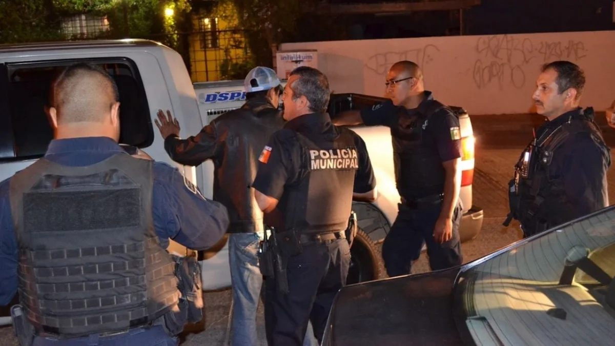Cae un delincuente tras el hallazgo de un auto robado en Ensenada
