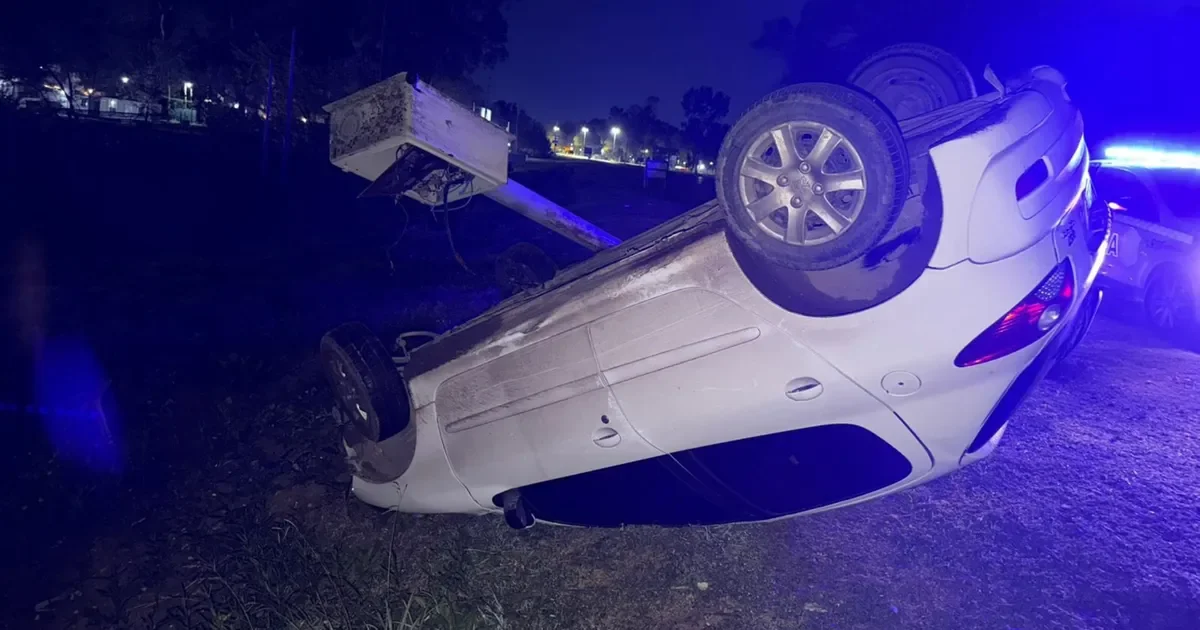 Camino Centenario: accidente volcó auto y generó caos en el tránsito platense