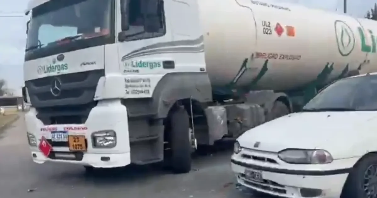 Camino Vergara con tránsito interrumpido tras choque entre auto y camión